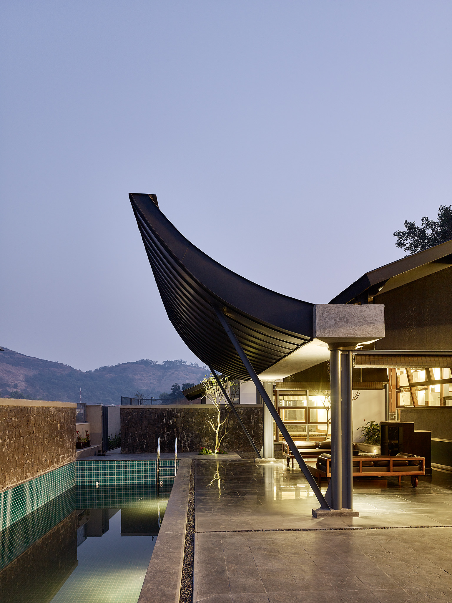 Opolis Architects, roof-house in Khandala